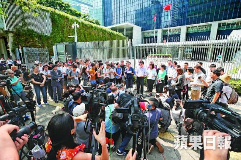 【六大新聞團體撐馬凱】六大新聞團體昨日到政府總部抗議,促請港府解釋拒批馬凱工作簽證一事。謝榮耀攝香港美國商會總裁Tara Joseph 【六大新聞團體撐馬凱】六大新聞團體昨日到政府總部抗議,促請港府解釋拒批馬凱工作簽證一事。謝榮耀攝香港美國商會總裁Tara Joseph