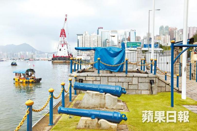 怡和午炮設於銅鑼灣避風塘,每日正午鳴放報時。 怡和午炮設於銅鑼灣避風塘,每日正午鳴放報時。