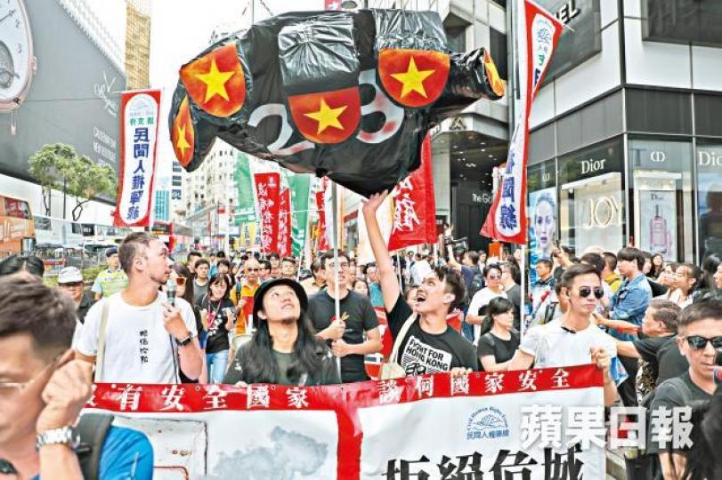 今年十•一遊行隊伍中高舉象徵23條魔爪的示威道具,反對23條立法。 今年十•一遊行隊伍中高舉象徵23條魔爪的示威道具,反對23條立法。