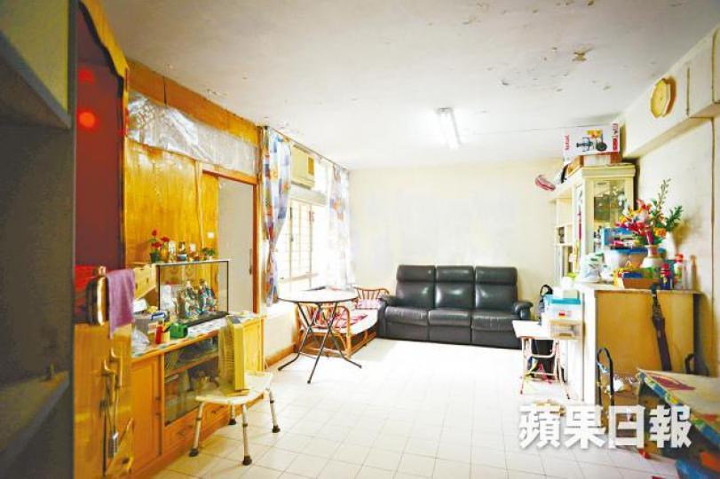 興田邨彩田樓兩房低層戶放售,居二叫價298萬元。何耀勤攝 興田邨彩田樓兩房低層戶放售,居二叫價298萬元。何耀勤攝
