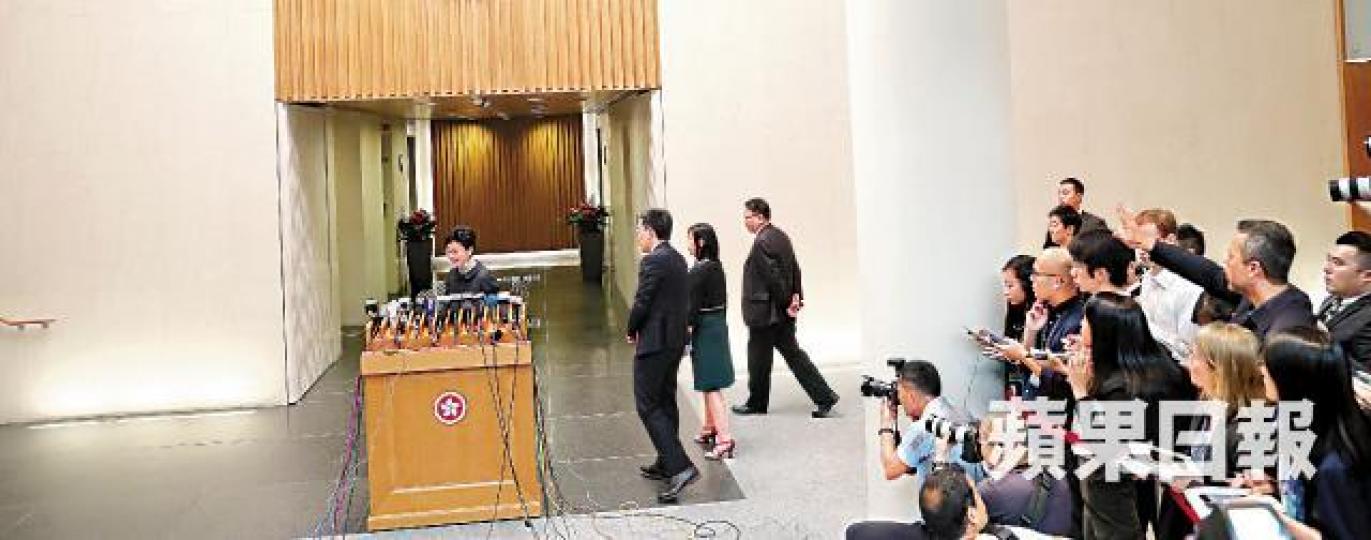 林鄭月娥昨被中外記者追問馬凱事件,終無法逃避下草草回應。夏家朗攝馬凱被港府拒續發工作簽證,政治風暴連日不斷升級。 林鄭月娥昨被中外記者追問馬凱事件,終無法逃避下草草回應。夏家朗攝馬凱被港府拒續發工作簽證,政治風暴連日不斷升級。