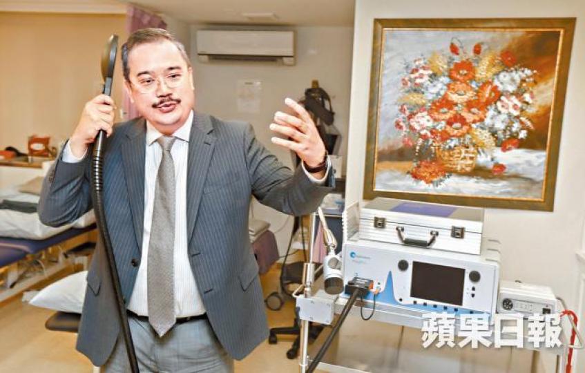 葉醫生表示,磁激治療利用磁圈誘發磁場產生微電波,刺激患者腦細胞及增加血流量。 葉醫生表示,磁激治療利用磁圈誘發磁場產生微電波,刺激患者腦細胞及增加血流量。