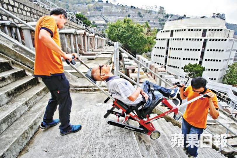 聖雅各福群會以樓梯機助有需要人士掃墓。李潤芳攝
聖雅各福群會以樓梯機助有需要人士掃墓。李潤芳攝