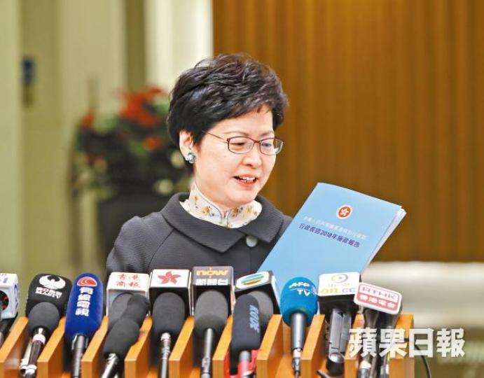 林鄭月娥昨展示新一份施政報告時自爆報告是「舊瓶新酒」,指封面與去年報告一模一樣。夏家朗攝李國章2016年時任人大委員長張德江(右)訪港,東大嶼人工島具體模型首曝光。 林鄭月娥昨展示新一份施政報告時自爆報告是「舊瓶新酒」,指封面與去年報告一模一樣。夏家朗攝李國章2016年時任人大委員長張德江(右)訪港,東大嶼人工島具體模型首曝光。