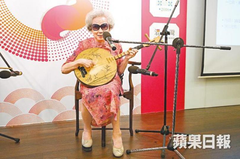 楊秀卿唱唸歌一輩子,年過八十仍中氣十足。《血觀音》劇照楊秀卿徒弟儲見智表示,台灣留下的歌仔冊有一萬多冊,即使一天聽一個,也要三十年才能聽完。歌仔最早期主要依靠口耳相傳,後來為方便傳誦就用文字記錄,成為一本本歌仔冊。 楊秀卿唱唸歌一輩子,年過八十仍中氣十足。《血觀音》劇照楊秀卿徒弟儲見智表示,台灣留下的歌仔冊有一萬多冊,即使一天聽一個,也要三十年才能聽完。歌仔最早期主要依靠口耳相傳,後來為方便傳誦就用文字記錄,成為一本本歌仔冊。