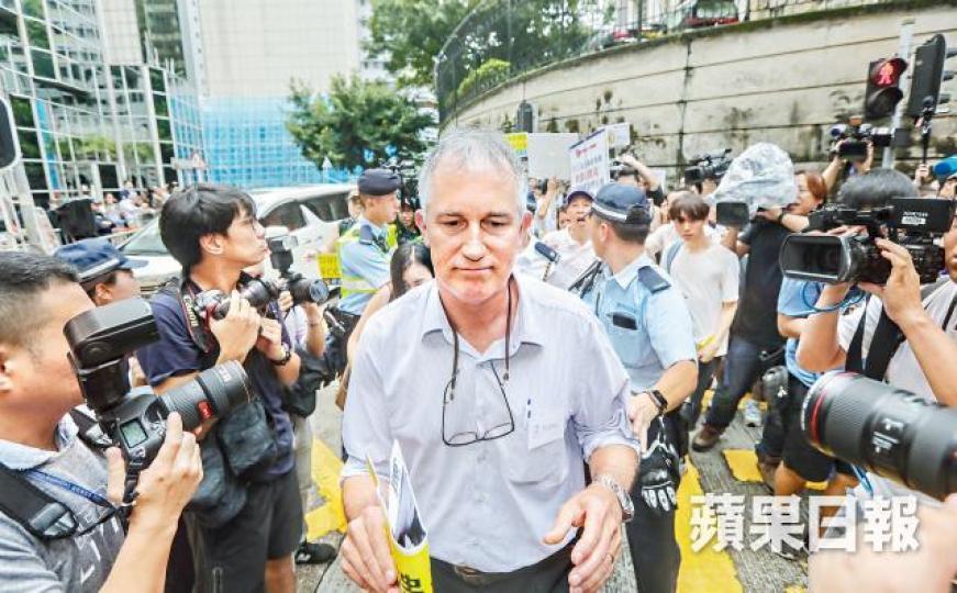 馬凱民主派在林鄭進入會議廳時抗議，高叫「捍衞新聞自由」，部份議員被逐離場。