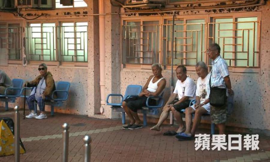 家庭成員全部滿70歲或以上的公屋寬敞戶，只要願遷至較細單位，可享終身免租。江俊豪攝