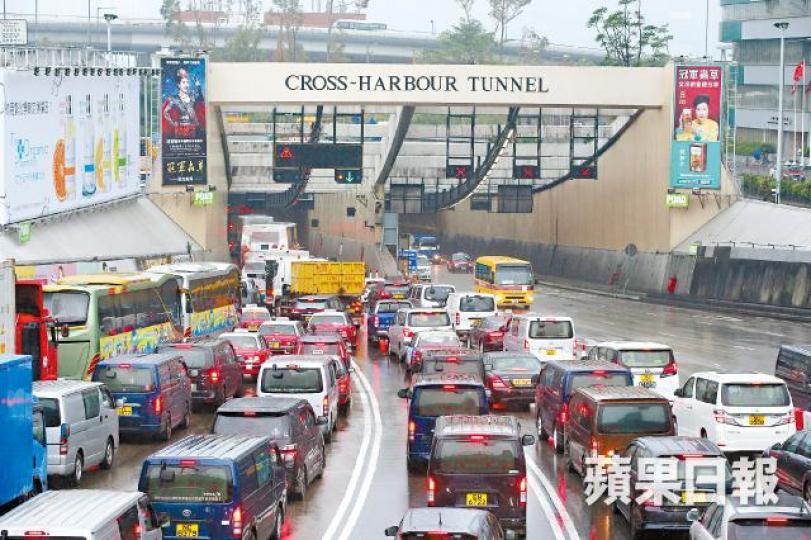 政府建議2020年起增加紅隧及東隧收費並降低西隧收費；圖為紅隧擠塞情況。張志華攝