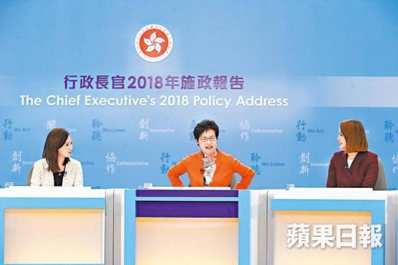 林鄭月娥(中)昨晚出席《施政報告》電視論壇。王子俊攝 林鄭月娥(中)昨晚出席《施政報告》電視論壇。王子俊攝