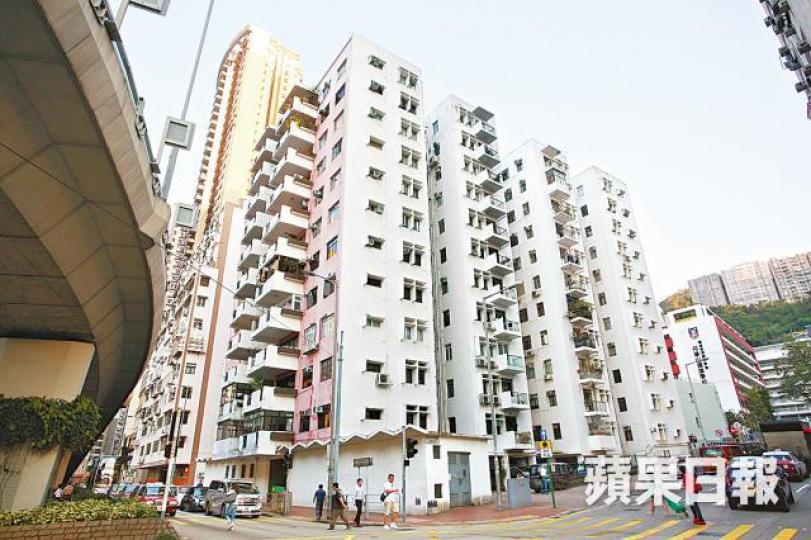 北角英皇道的公務員樓因補價高難以重建。資料圖片