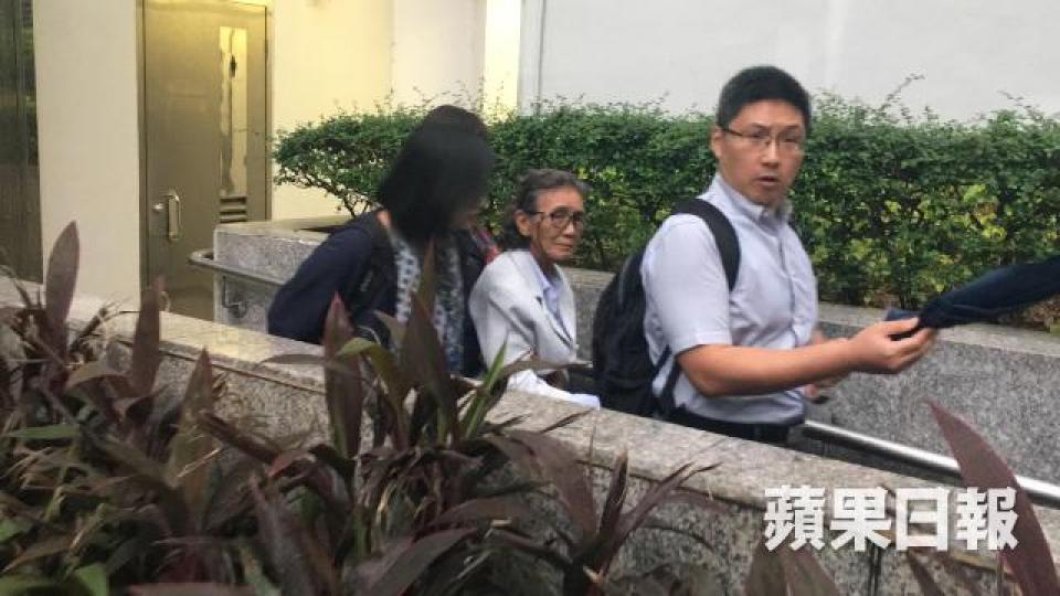 被告倪荷玉(中)否認用滾水淥傷印傭Ismiati。蔡少玲攝 被告倪荷玉(中)否認用滾水淥傷印傭Ismiati。蔡少玲攝