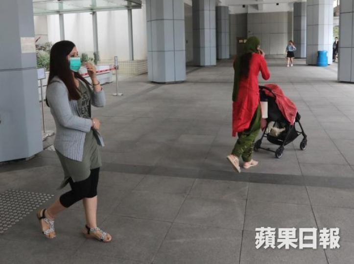 被殺男童Singh Ekamjot的母親(左)到庭聽審,難掩悲傷。黃耀興攝 被殺男童Singh Ekamjot的母親(左)到庭聽審,難掩悲傷。黃耀興攝