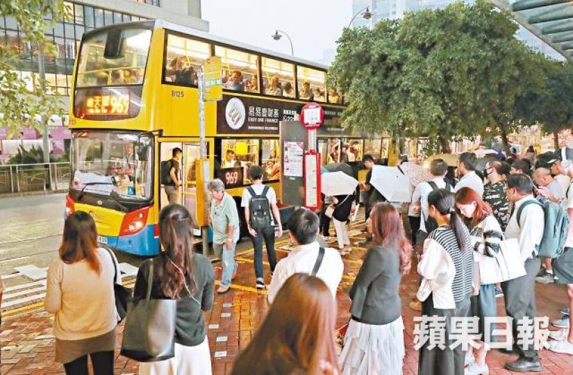 政府擬明年初豁免巴士隧道費，冀紓緩加價壓力。