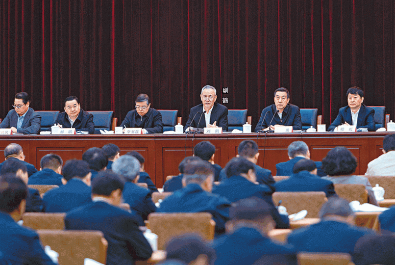 劉鶴前日主持國企改革座談會。新華社內地掀國進民退潮，民企前景堪憂。