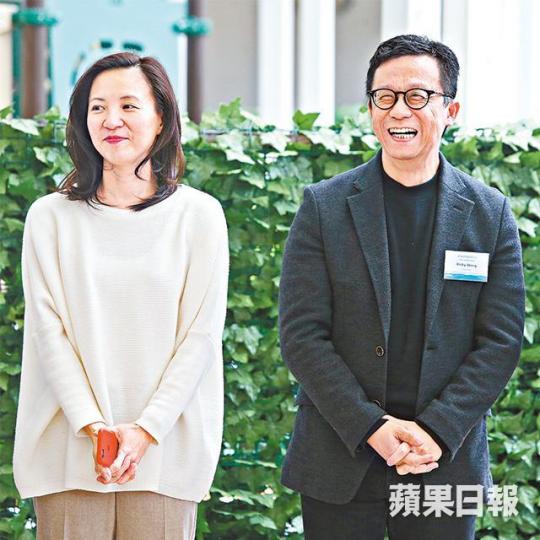 王維基與袁莎妮昨日直認婚訊，並感謝大家的關心。資料圖片王維基日前與袁莎妮同遊日本，候機時兩人全程零交流。讀者提供圖片袁莎妮與王維基12年已被本報拍到撐枱腳，但兩人至去年才承認戀情。資料圖片王維基與袁莎妮大前日入紙申請結婚。王維基昨日離開公司時，對記者提問只是微笑回應。袁莎妮為唐英年左右手多年，更曾捲入唐英年婚外情事件。資料圖片