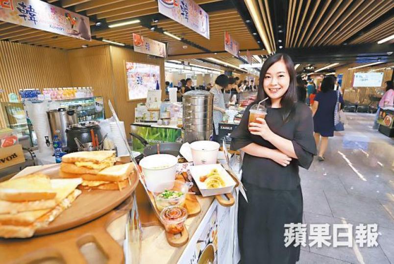 做了十年韓國商業媒人婆,Kimmie去年用盡積蓄成立個人公司引入韓國食品。譚德潤攝上月舉行第六次韓國美食節,主打韓式燒烤、人蔘雞湯等。 做了十年韓國商業媒人婆,Kimmie去年用盡積蓄成立個人公司引入韓國食品。譚德潤攝上月舉行第六次韓國美食節,主打韓式燒烤、人蔘雞湯等。