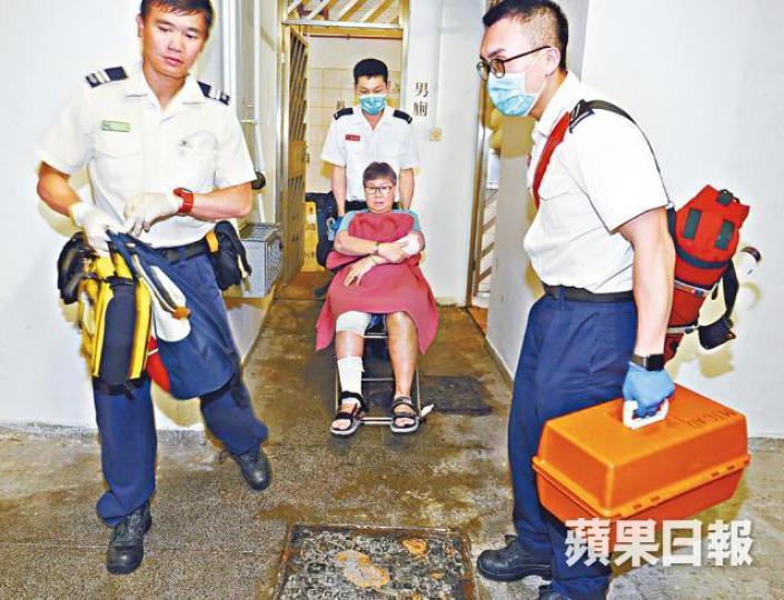 女保安員遭野豬咬傷,送院治理。男途人遭野豬襲擊咬傷右腳,頭部撼地受傷。野豬傷人後往山上逃去。讀者提供圖片 女保安員遭野豬咬傷,送院治理。男途人遭野豬襲擊咬傷右腳,頭部撼地受傷。野豬傷人後往山上逃去。讀者提供圖片