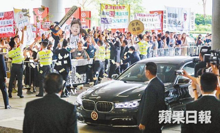 《施政報告》宣讀前，多個團體和政黨到立法會外請願，當林鄭座駕到達時，示威人士向天撒溪錢。朱永倫攝