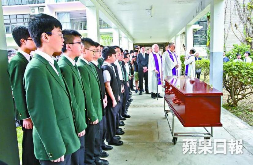九華書院昨在校內舉行逾越聖祭後,一眾師生恭送魏志立神父的靈柩離開。李潤芳攝 九華書院昨在校內舉行逾越聖祭後,一眾師生恭送魏志立神父的靈柩離開。李潤芳攝