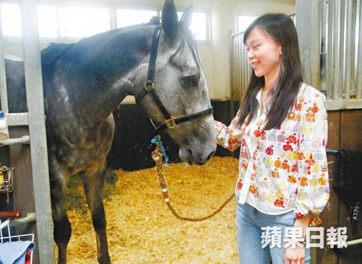 劉津津自小隨父出入馬場,並將成為最年輕馬主。 劉津津自小隨父出入馬場,並將成為最年輕馬主。