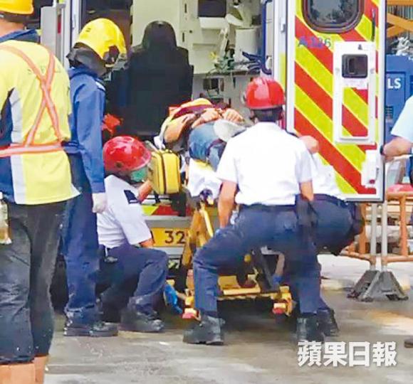 救護員將水喉匠送院搶救,惜告不治。 救護員將水喉匠送院搶救,惜告不治。