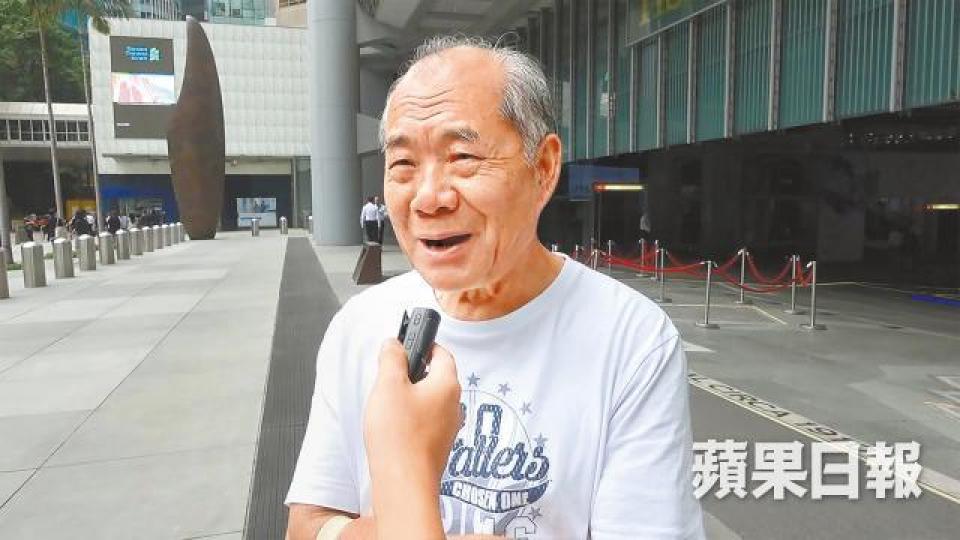 散戶何先生雖擔心騰訊進一步下跌,但會先觀察形勢。 散戶何先生雖擔心騰訊進一步下跌,但會先觀察形勢。
