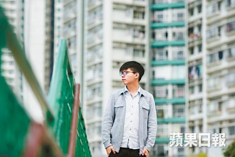 「街坊」黃之鋒關心海怡半島民生問題,盼為居民出分力。海怡半島在1991至95年間落成,是港島區第二大型的私人屋苑。資料圖片黃偉明(右)黃之鋒(左一)去年與團體請願,反對港燈在海怡半島的酒店項目。 「街坊」黃之鋒關心海怡半島民生問題,盼為居民出分力。海怡半島在1991至95年間落成,是港島區第二大型的私人屋苑。資料圖片黃偉明(右)黃之鋒(左一)去年與團體請願,反對港燈在海怡半島的酒店項目。