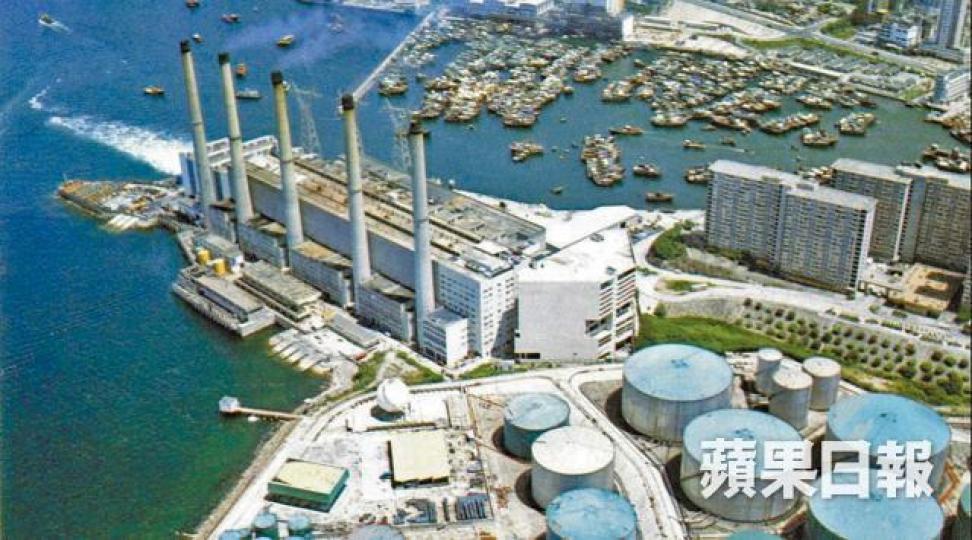 鴨脷洲發電廠1981年落成,5支煙囪成為南區地標。資料圖片黃之鋒在鴨脷洲就讀幼稚園,自小在海怡半島成長。 鴨脷洲發電廠1981年落成,5支煙囪成為南區地標。資料圖片黃之鋒在鴨脷洲就讀幼稚園,自小在海怡半島成長。