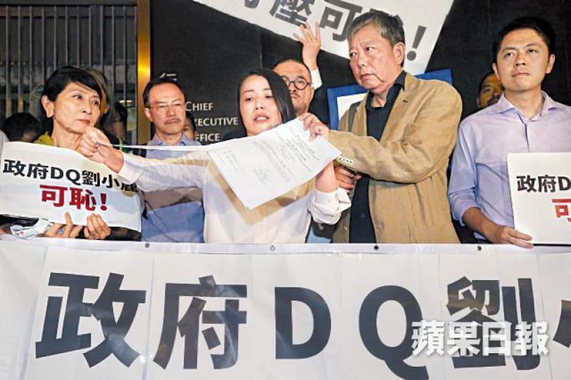 劉小麗昨撕毀選舉主任解釋為何DQ她的判決書以示不滿。王子俊攝