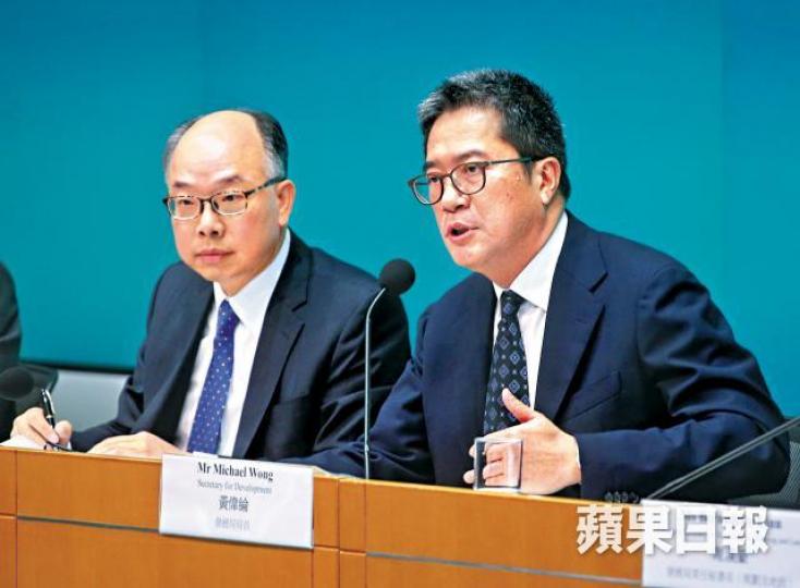 發展局長黃偉綸（右）昨強調填海工程會攤分15至20年進行；旁為運房局長陳帆。張志華攝