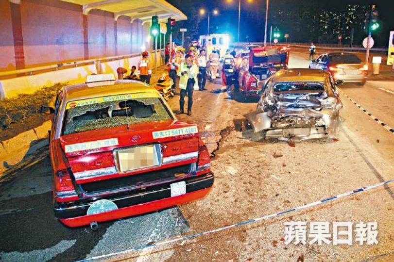 將軍澳環保大道前晚發生4車相撞意外。