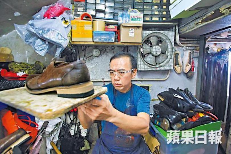 蘇永權將每雙鞋視作藝術品，務求修補後的位置不留半分瑕疵。梁瑞帆攝兩夫婦接手根記廿多年，並肩撐起這丁方小店。待修理的鞋會先掛上號碼牌以作識別。交給蘇永權修補的鞋中，不乏知名牌子。補鞋用的牛筋線，備有較冷門的黃、綠色。為爛鞋縫補破口，全靠一部衣車。