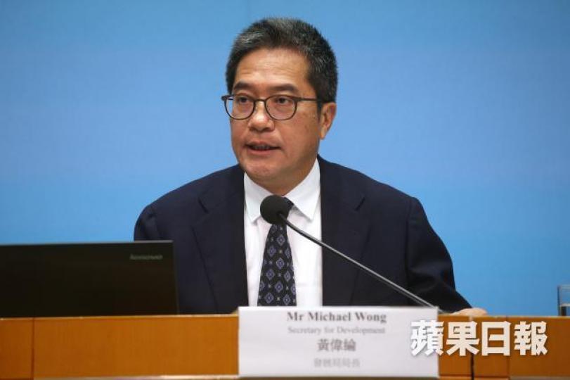 發展局局長黃偉綸指，涉利益衝突的土建會成員不能參加決策過程。張志華攝