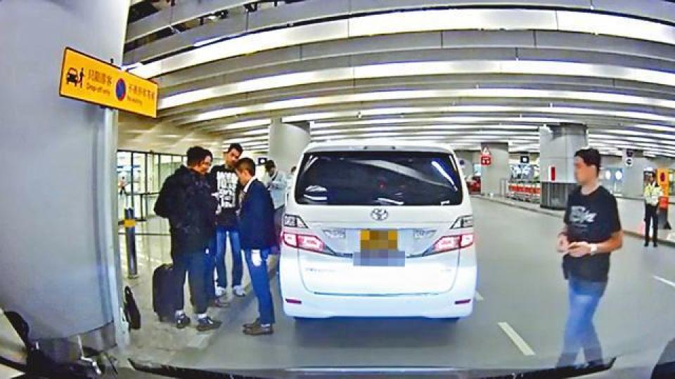 警方放蛇乘中港「白牌」七人車至西九龍站，付錢後隨即表露身份拘捕司機及扣車。讀者提供圖片