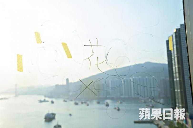 單位玻璃窗崩花嚴重。賴達明發現主人套廁窗戶上鎖後,竟然可輕易推開。水龍頭接駁位有罅隙。窗台雲石徒手可搖動。單位地板獲評滿分。廚櫃洗衣機來水喉漏水,試水紙變藍色。 單位玻璃窗崩花嚴重。賴達明發現主人套廁窗戶上鎖後,竟然可輕易推開。水龍頭接駁位有罅隙。窗台雲石徒手可搖動。單位地板獲評滿分。廚櫃洗衣機來水喉漏水,試水紙變藍色。