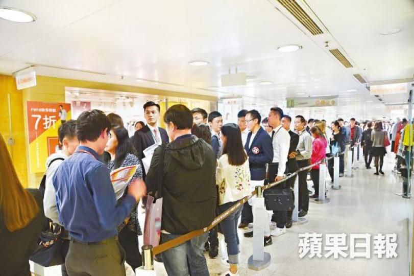 海傲灣售樓處昨晚雖大排長龍,惟銷情未如理想。90後梁先生擬斥500萬元買入海傲灣一房戶自住。 海傲灣售樓處昨晚雖大排長龍,惟銷情未如理想。90後梁先生擬斥500萬元買入海傲灣一房戶自住。