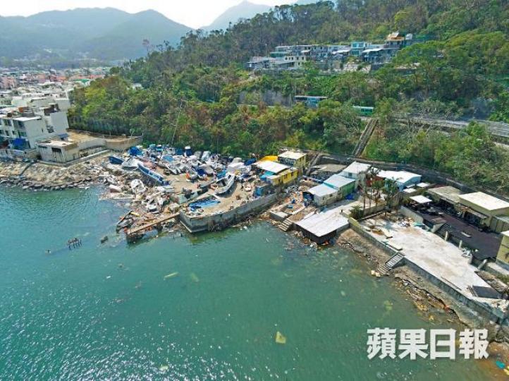 上月遭山竹蹂躪的白沙灣一泊船場，巨浪把數十艘船沖上岸，至本月4日仍未有人清理。徐雲庭攝