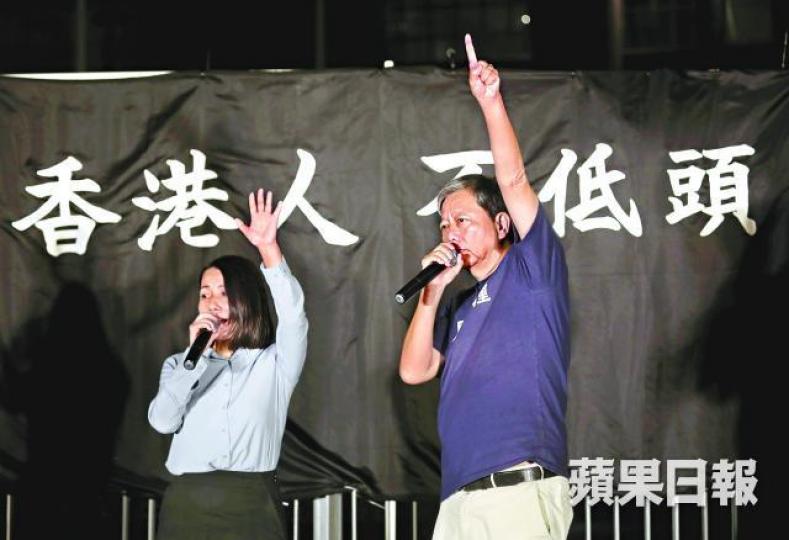被DQ的劉小麗(左)表明會全力為Plan B李卓人(右)助選。許頌明攝 被DQ的劉小麗(左)表明會全力為Plan B李卓人(右)助選。許頌明攝