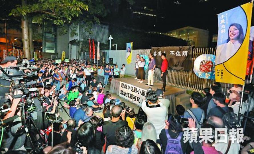 大批市民昨到政總外參與反DQ集會,拒絕向暴政屈服。李家皓攝 大批市民昨到政總外參與反DQ集會,拒絕向暴政屈服。李家皓攝