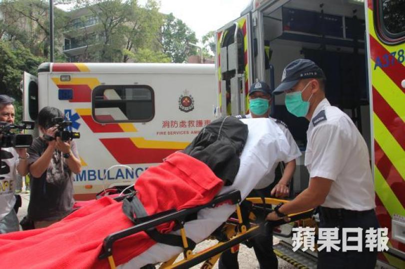 女子被腐液淋傷,送院救治。 女子被腐液淋傷,送院救治。
