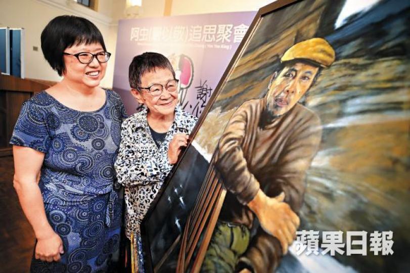 阿虫的太太(右)和女兒嚴家珍(左)昨為他舉行追思會及回顧展。過百名市民前往中環聖約翰座堂,出席阿虫的追思會。謝榮耀攝回顧展場內擺設了阿虫的相片及肖像。回顧展讓公眾能更立體地了解阿虫創作的心路歷程。阿虫追思會場刊封面阿虫早年以政治時事為題材,於報刊上連載政治漫畫,批判文化大革命的種種。追思會場刊內收錄了阿虫的香港風景速寫畫作。 阿虫的太太(右)和女兒嚴家珍(左)昨為他舉行追思會及回顧展。過百名市民前往中環聖約翰座堂,出席阿虫的追思會。謝榮耀攝回顧展場內擺設了阿虫的相片及肖像。回顧展讓公眾能更立體地了解阿虫創作的心路歷程。阿虫追思會場刊封面阿虫早年以政治時事為題材,於報刊上連載政治漫畫,批判文化大革命的種種。追思會場刊內收錄了阿虫的香港風景速寫畫作。
