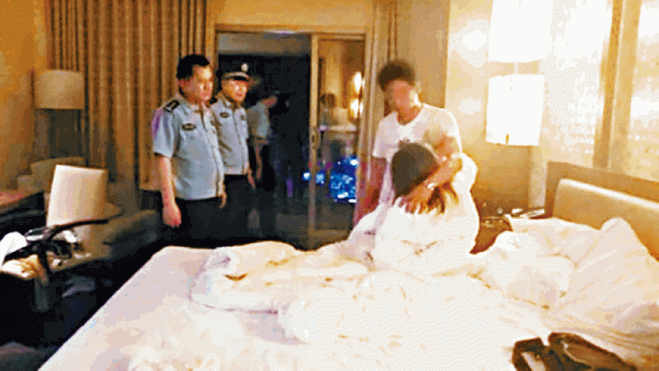 三亞警方破門救回圖自殺的女事主,並聯絡男友到場安慰。互聯網 三亞警方破門救回圖自殺的女事主,並聯絡男友到場安慰。互聯網