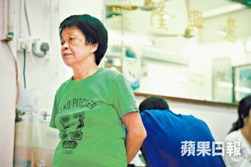 68歲翁太潘惠玲,婚後奉獻給翁記,晃眼46年。四餸麵(粉腸、大腸、豬皮、蘿蔔) $30;又平又靚又大碗,要出力的工人至愛。每日用新鮮牛肉自製的牛丸,爽甜有肉味。牛腩上肥膏,翁太全要清除乾淨;筋肉相連的中腩,燜出來一樣腍滑。翁記格局凝定在八十年代,仍然是青白格仔地磚、吊扇。三寶油麵(牛丸、魚蛋、魚餃) $28。好吃又經濟實惠,坊間少有。鎮店辣椒醬(上)和葱油(下)都是非賣品。翁太短小靈巧,在火井忙碌了46個春秋,勤快依然。當年丈夫「單挑」130斤炭爐上街賣麵的擔挑。丈夫翁欽藩十年前已經退休。翁太: 68歲翁太潘惠玲,婚後奉獻給翁記,晃眼46年。四餸麵(粉腸、大腸、豬皮、蘿蔔) $30;又平又靚又大碗,要出力的工人至愛。每日用新鮮牛肉自製的牛丸,爽甜有肉味。牛腩上肥膏,翁太全要清除乾淨;筋肉相連的中腩,燜出來一樣腍滑。翁記格局凝定在八十年代,仍然是青白格仔地磚、吊扇。三寶油麵(牛丸、魚蛋、魚餃) $28。好吃又經濟實惠,坊間少有。鎮店辣椒醬(上)和葱油(下)都是非賣品。翁太短小靈巧,在火井忙碌了46個春秋,勤快依然。當年丈夫「單挑」130斤炭爐上街賣麵的擔挑。丈夫翁欽藩十年前已經退休。翁太: