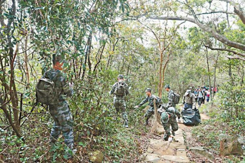 解放軍駐港部隊前日沿麥理浩徑清理山竹吹襲後的塌樹。中聯辦網頁 解放軍駐港部隊前日沿麥理浩徑清理山竹吹襲後的塌樹。中聯辦網頁