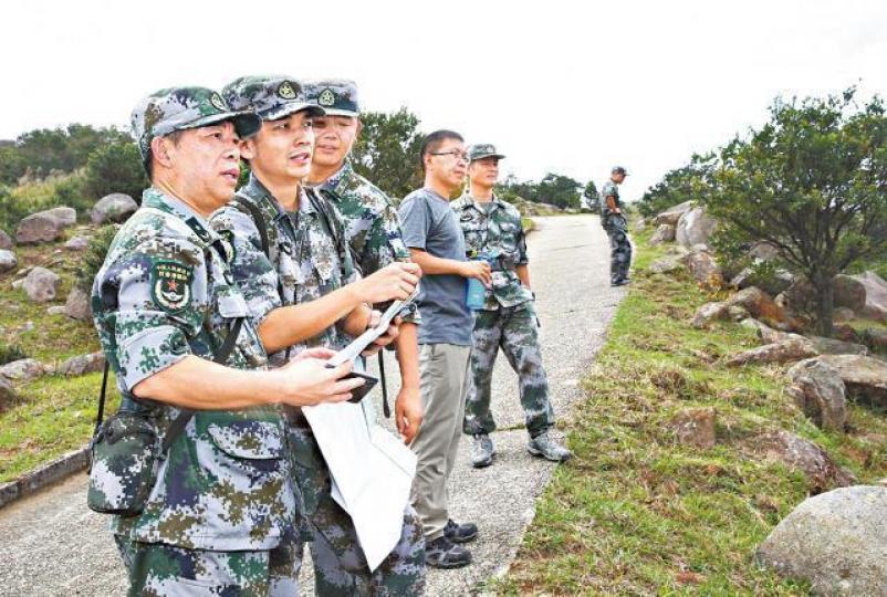 身穿軍服的官員在場指揮清理工作。中聯辦網頁 身穿軍服的官員在場指揮清理工作。中聯辦網頁