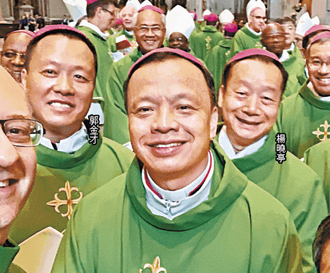 出席世界主教會議的承德主教郭金才和延安主教楊曉亭,與出席會議的其他主教合影。嘉義主教鍾安住向教宗坦言,台灣很需要教宗跟台灣人民站在一起。台灣副總統陳建仁訪問梵蒂岡期間出席彌撒。 出席世界主教會議的承德主教郭金才和延安主教楊曉亭,與出席會議的其他主教合影。嘉義主教鍾安住向教宗坦言,台灣很需要教宗跟台灣人民站在一起。台灣副總統陳建仁訪問梵蒂岡期間出席彌撒。