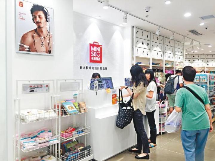 名創優品多次被指侵權,但憑低價令規模越做越大。MINIgo的行李箱與無印出品甚為相似。Gentillesse L'esprit nature與Crabtree & Evelyn商標同有一顆樹。 名創優品多次被指侵權,但憑低價令規模越做越大。MINIgo的行李箱與無印出品甚為相似。Gentillesse L'esprit nature與Crabtree & Evelyn商標同有一顆樹。