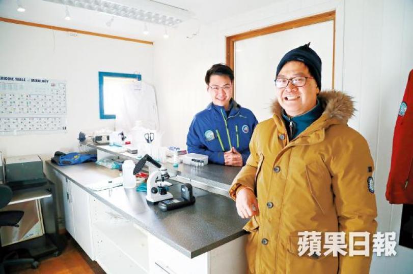 紅潮專家何建宗(右)在北極建立香港首個極地研究中心「紫荊站」,兒子何韶博(左)擔任研究員。黃文邦攝紫荊站落戶斯瓦爾巴群島的朗伊爾城。紫荊站外觀簡樸,驟眼看像一個貨倉,內有會客室、實驗室和茶水房。在全球暖化影響下,過去十多年北極冰川面積不斷縮減。 紅潮專家何建宗(右)在北極建立香港首個極地研究中心「紫荊站」,兒子何韶博(左)擔任研究員。黃文邦攝紫荊站落戶斯瓦爾巴群島的朗伊爾城。紫荊站外觀簡樸,驟眼看像一個貨倉,內有會客室、實驗室和茶水房。在全球暖化影響下,過去十多年北極冰川面積不斷縮減。