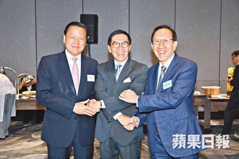 候任證監會主席雷添良(左)及前主席方正(右)在酒會歡送唐家成(中)。 候任證監會主席雷添良(左)及前主席方正(右)在酒會歡送唐家成(中)。
