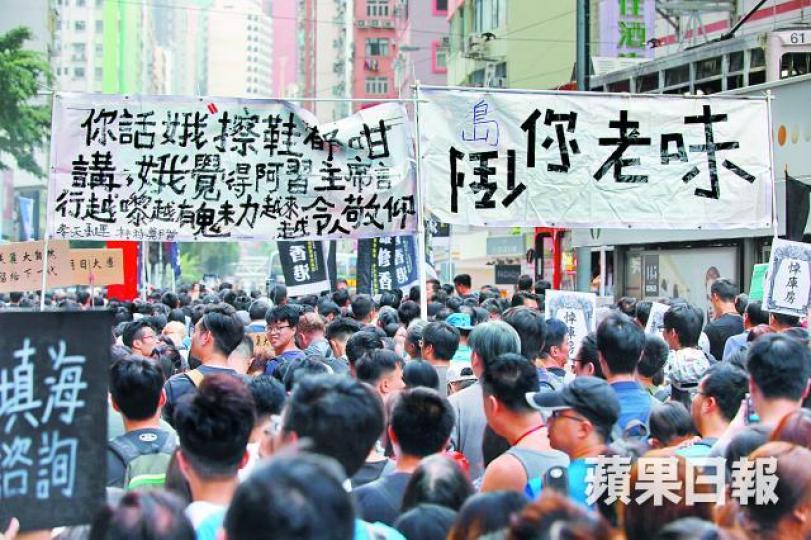 不少市民昨自製標語抗議。 不少市民昨自製標語抗議。